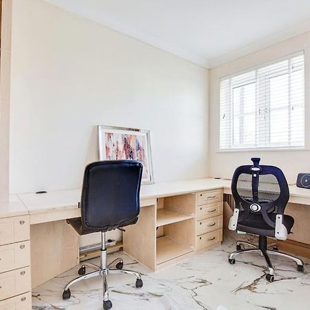 Modern 5 Bedroom House With Free Parking. Only 30 Mins To Bond Street スタンモア エクステリア 写真