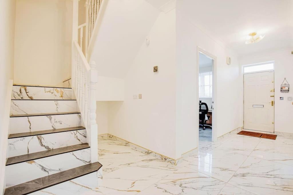 Modern 5 Bedroom House With Free Parking. Only 30 Mins To Bond Street スタンモア エクステリア 写真