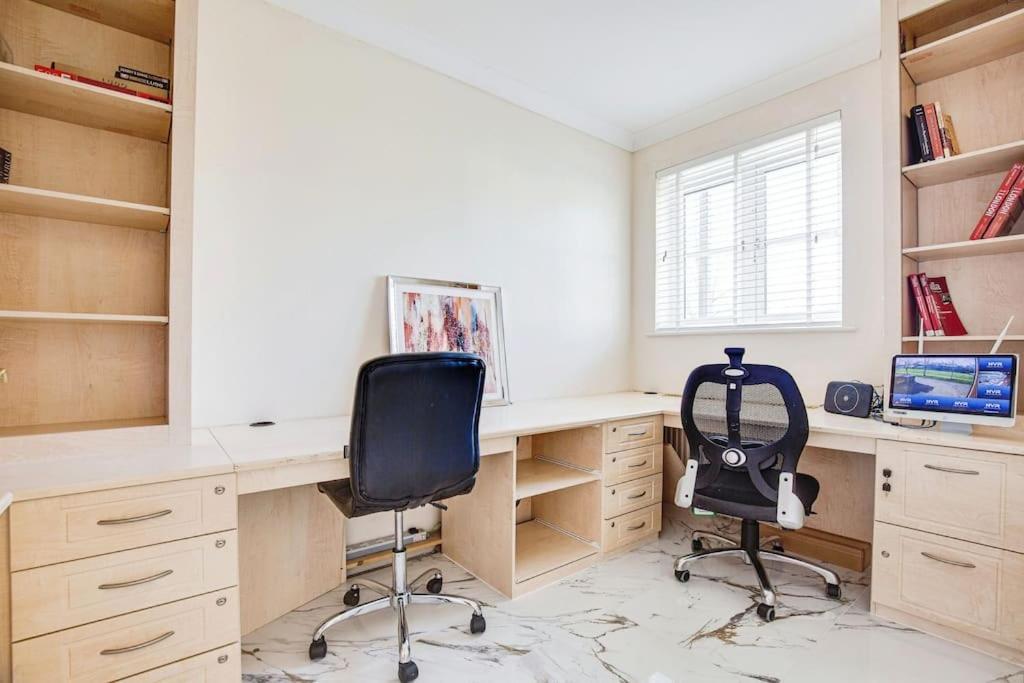 Modern 5 Bedroom House With Free Parking. Only 30 Mins To Bond Street スタンモア エクステリア 写真