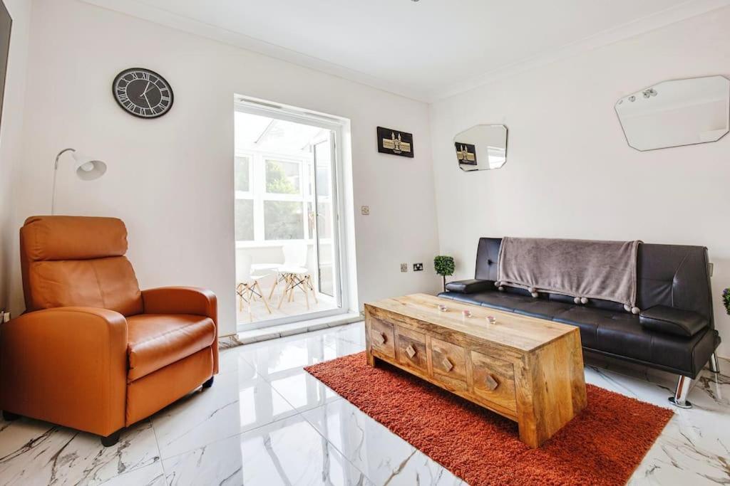 Modern 5 Bedroom House With Free Parking. Only 30 Mins To Bond Street スタンモア エクステリア 写真