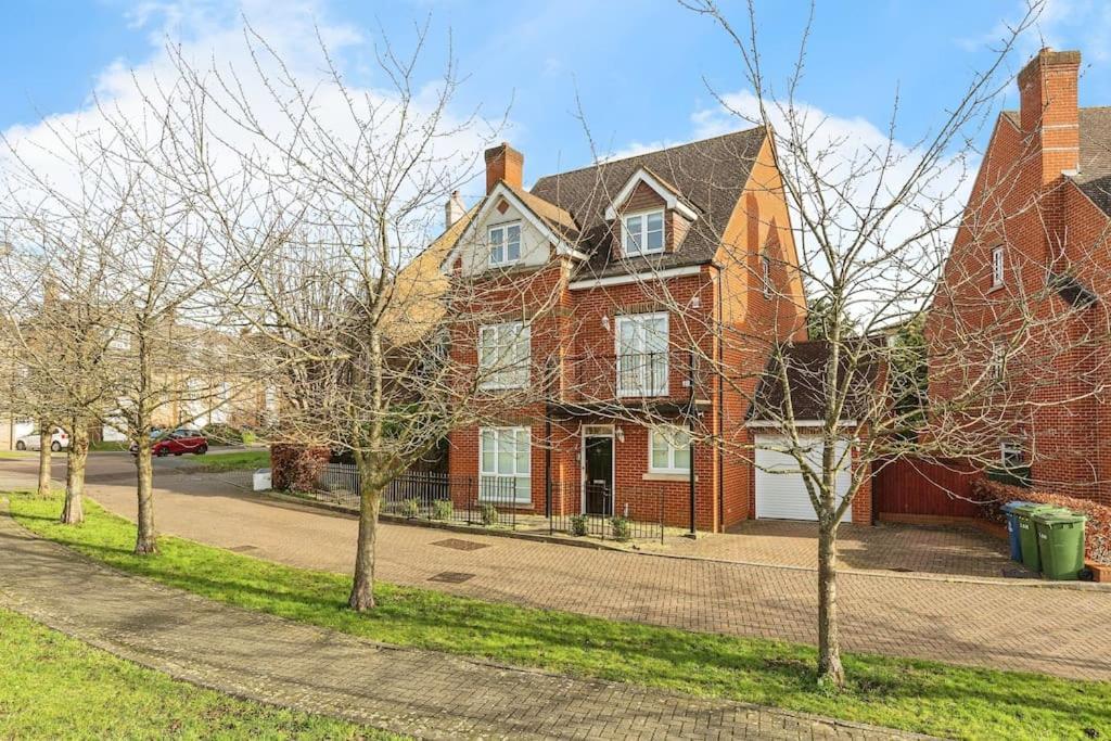 Modern 5 Bedroom House With Free Parking. Only 30 Mins To Bond Street スタンモア エクステリア 写真